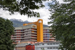 Un expert financier a analysé la situation financière de l'Hôpital du Valais (HVS). Il a présenté ses conclusions mercredi. KEYSTONE/CYRIL ZINGARO